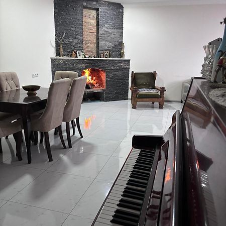Friendly House Hotel Achaltsiche Buitenkant foto